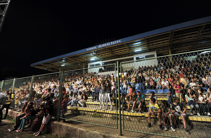 Sibenik, 030612.
Stadion Subicevac.
Veceras je odrzan humanitarni koncert “Sibenska srca za nasu dicu” na kojem su prikupljana sredstva za lijecenje djece oboljele od malignih bolesti. Koncert je vodila poznata glumica Doris Pincic, a nastupile su mnoge e Sibenik, 030612.
Stadion Subicevac.
Veceras je odrzan humanitarni koncert “Sibenska srca za nasu dicu” na kojem su prikupljana sredstva za lijecenje djece oboljele od malignih bolesti. Koncert je vodila poznata glumica Doris Pincic, a nastupile su mnoge e