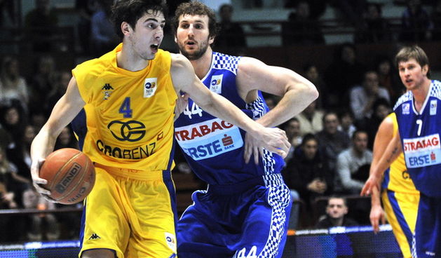 Zagreb, 191209. Dvorana Trsnko. Kosarkaska utakmica NLB lige izmedju Zagreb CO i Zadra. Na slici: Ante Tomic (Zagreb) i Trent Plaisted (Zadar). Foto: Boris Kovacev / CROPIX