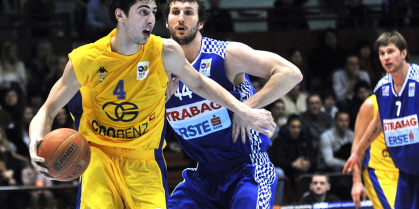Zagreb, 191209. Dvorana Trsnko. Kosarkaska utakmica NLB lige izmedju Zagreb CO i Zadra. Na slici: Ante Tomic (Zagreb) i Trent Plaisted (Zadar). Foto: Boris Kovacev / CROPIX