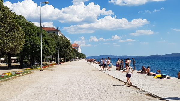 Đir uz more 19. srpnja 2016. – Uvala Draženica, kupalište Jadran, Moprske orgulje i Pozdrav suncu, zadarska riva… Foto: Mladen Malik Đir uz more 19. srpnja 2016. – Uvala Draženica, kupalište Jadran, Moprske orgulje i Pozdrav suncu, zadarska riva… Foto: Mladen Malik