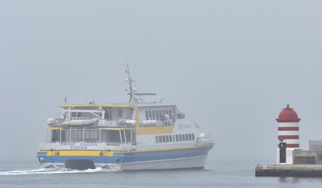 Zadar – Gusta magla vec duze vrijeme se zadrzava nad gradom. Photo: Dino Stanin/PIXSELL