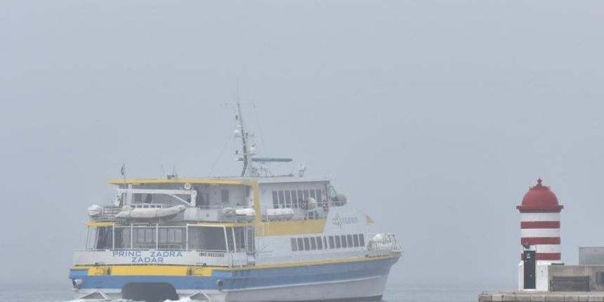 Zadar – Gusta magla vec duze vrijeme se zadrzava nad gradom. Photo: Dino Stanin/PIXSELL