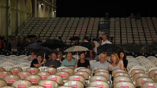 Split, 010711.
Prva izlucna vecer festivala Split 2011.
Na slici: kisa je prekinula festival.
Foto: Josko Supic / CROPIX