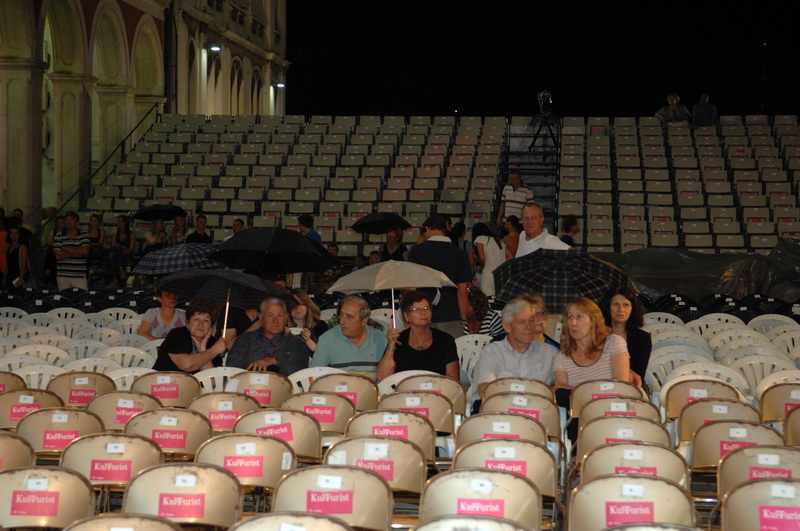 Split, 010711.
Prva izlucna vecer festivala Split 2011.
Na slici: kisa je prekinula festival.
Foto: Josko Supic / CROPIX