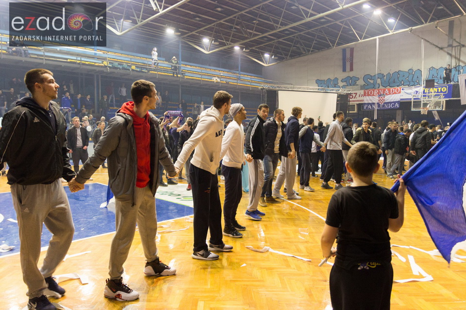 Humanitarno gledanje utakmice Zadar-Cibona (85-84) u Jazinama Humanitarno gledanje utakmice Zadar-Cibona (85-84) u Jazinama