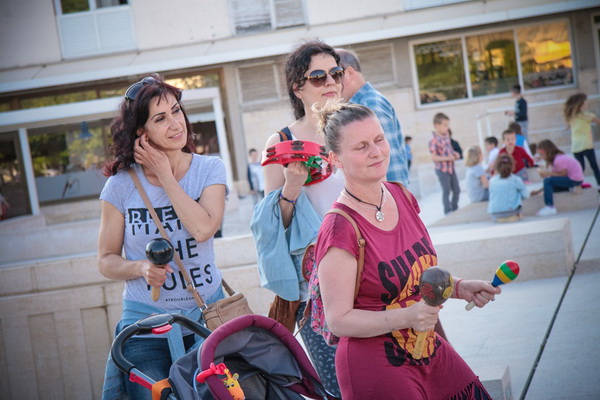 Glazbeno scenski nastup “Iskra ljubavi za mir” i grupna meditacija na Forumu