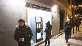 Građani na ulicama Zadra poštujući mjere dočekali 2021. godinu