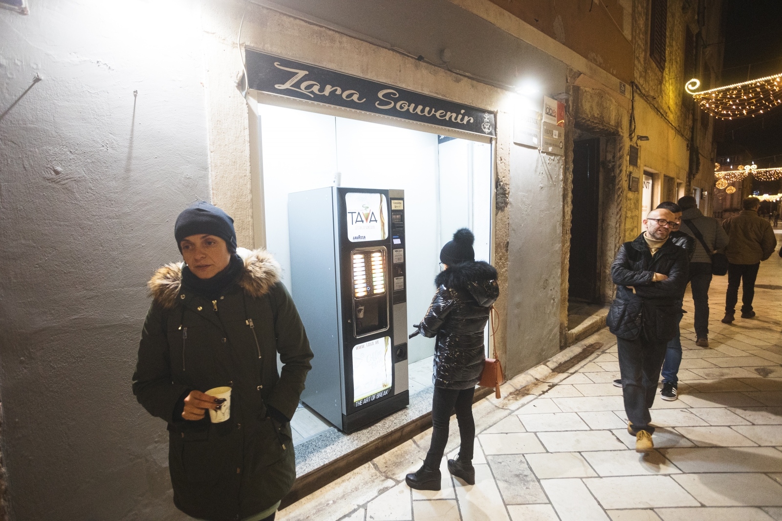 Građani na ulicama Zadra poštujući mjere dočekali 2021. godinu