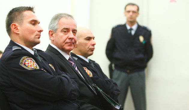 Zagreb, 031111.
Zupanijski sud, Zrinjevac.
Bivsi premijer i predsjednik HDZ-a, Ivo Sanader na zagrebackom Zupanijskom sudu se ponovno ocituje i suocava sa USKOK-ovom optuzbom za ratno profiterstvo u slucaju uzimanja 3,6 milijuna kuna provizije od zajma ko