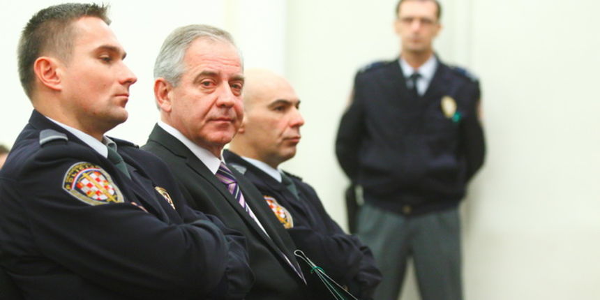 Zagreb, 031111.
Zupanijski sud, Zrinjevac.
Bivsi premijer i predsjednik HDZ-a, Ivo Sanader na zagrebackom Zupanijskom sudu se ponovno ocituje i suocava sa USKOK-ovom optuzbom za ratno profiterstvo u slucaju uzimanja 3,6 milijuna kuna provizije od zajma ko