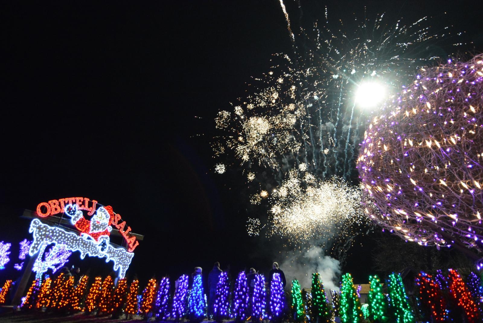 Uz 2,5 milijuna lampica zasjala ovogodišnja božićna bajka u Salajlandu Uz 2,5 milijuna lampica zasjala ovogodišnja božićna bajka u Salajlandu