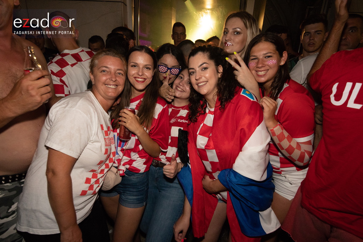 Čudesna noć: Velika fešta ulicama Zadra nakon plasmana Vatrenih u finale SP Čudesna noć: Velika fešta ulicama Zadra nakon plasmana Vatrenih u finale SP