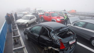 Zagreb, 161111.
Zagrebacka obilaznica, smjer istok, na mostu prije cvora Ivanja Reka, u jutrosnjoj magli oko 7 i 30 sati , sudarilo se dvadesetak automobila, a ozlijedjeno je vise osoba.
Foto: Goran Mehkek / Cropix