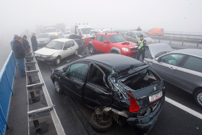 Zagreb, 161111.
Zagrebacka obilaznica, smjer istok, na mostu prije cvora Ivanja Reka, u jutrosnjoj magli oko 7 i 30 sati , sudarilo se dvadesetak automobila, a ozlijedjeno je vise osoba.
Foto: Goran Mehkek / Cropix