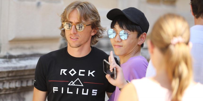 Luka Modrić bio na misi u katedrali, pa se poslije slikao i dijelio autograme obožavateljima Luka Modrić bio na misi u katedrali, pa se poslije slikao i dijelio autograme obožavateljima