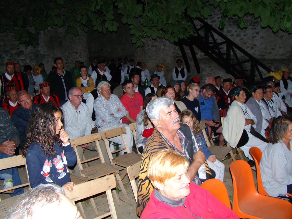 U subotu, 16. srpnja, na Kaštelu Benković u Benkovcu, u sklopu Benkovačkog kulturnog ljeta održan je “9. Etno festival – Benkovac 2016.” U subotu, 16. srpnja, na Kaštelu Benković u Benkovcu, u sklopu Benkovačkog kulturnog ljeta održan je “9. Etno festival – Benkovac 2016.”