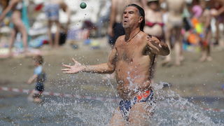 Split, 120611.
Na splitskim Bacvicama odrzano je 7. Prvenstvo svita u piciginu. Naslov pobjednika drugu godinu za redom osvojila je ekipa A1.
Na fotografiji: Goran Karan.
Foto: Ante Cizmic / CROPIX Split, 120611.
Na splitskim Bacvicama odrzano je 7. Prvenstvo svita u piciginu. Naslov pobjednika drugu godinu za redom osvojila je ekipa A1.
Na fotografiji: Goran Karan.
Foto: Ante Cizmic / CROPIX