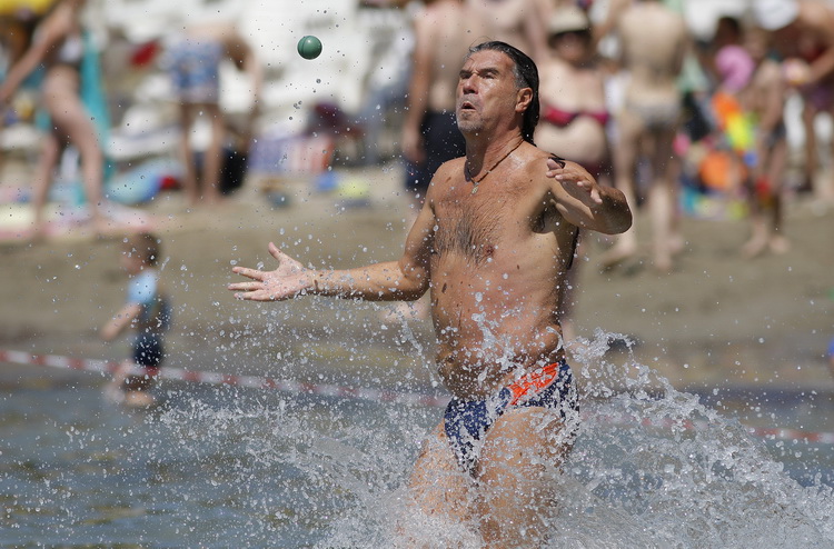 Split, 120611.
Na splitskim Bacvicama odrzano je 7. Prvenstvo svita u piciginu. Naslov pobjednika drugu godinu za redom osvojila je ekipa A1.
Na fotografiji: Goran Karan.
Foto: Ante Cizmic / CROPIX Split, 120611.
Na splitskim Bacvicama odrzano je 7. Prvenstvo svita u piciginu. Naslov pobjednika drugu godinu za redom osvojila je ekipa A1.
Na fotografiji: Goran Karan.
Foto: Ante Cizmic / CROPIX