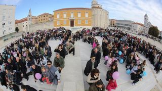 24.11.2013., Zadar – Fotograf Sime Strikoman napravio je milenijsku fotografiju okupljenih za podrzavanje inicijative U ime obitelji. Photo: Filip Brala/PIXSELL 24.11.2013., Zadar – Fotograf Sime Strikoman napravio je milenijsku fotografiju okupljenih za podrzavanje inicijative U ime obitelji. Photo: Filip Brala/PIXSELL