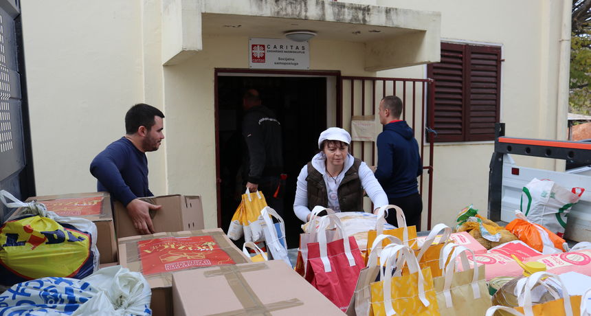 Iz Vrsi u socijalnu samoposlugu stiglo preko tonu i pol namirnica Iz Vrsi u socijalnu samoposlugu stiglo preko tonu i pol namirnica
