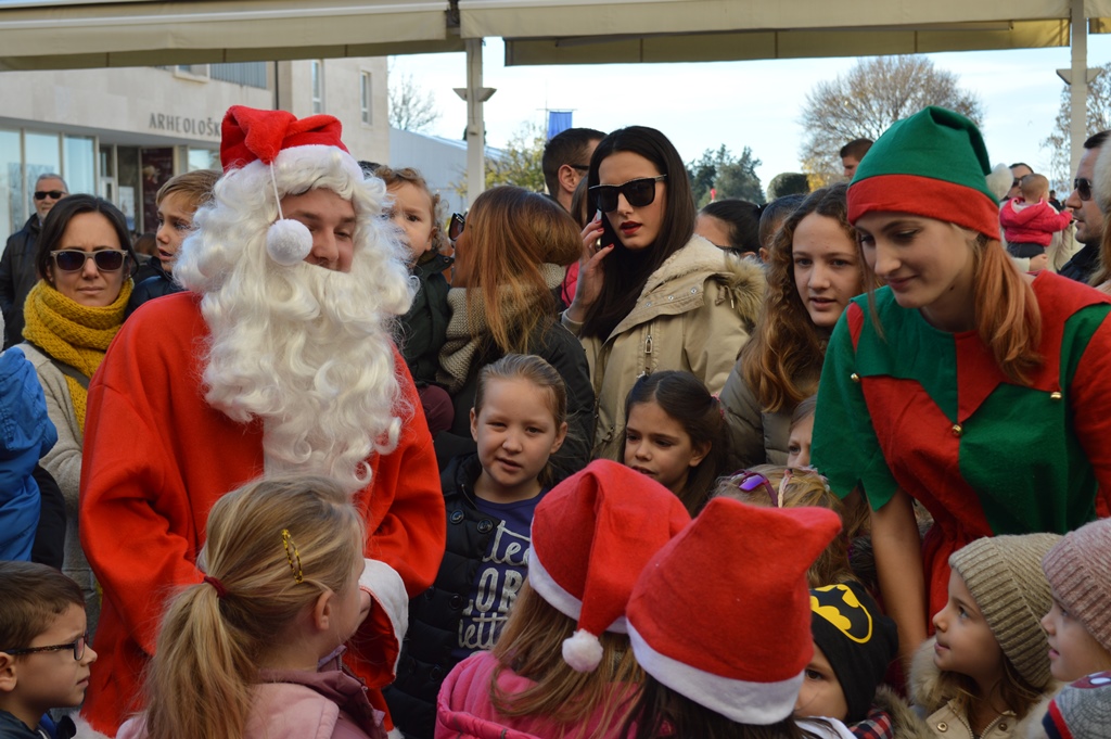 Djed Božićnjak iz Laponije stigao na Forum- poštom!