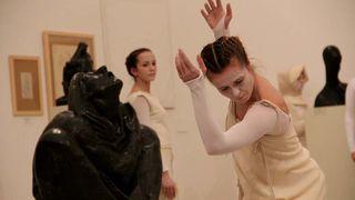 Glazbeno-plesni performans “Ona koja nosi”, foto: Iva Perinčić Glazbeno-plesni performans “Ona koja nosi”, foto: Iva Perinčić