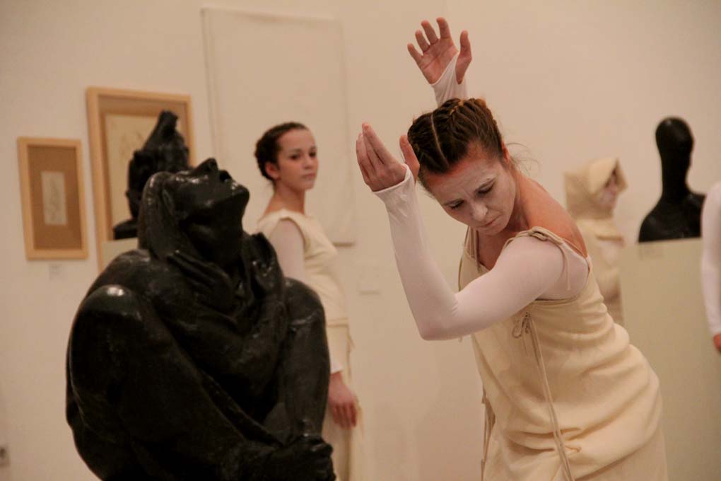 Glazbeno-plesni performans “Ona koja nosi”, foto: Iva Perinčić Glazbeno-plesni performans “Ona koja nosi”, foto: Iva Perinčić