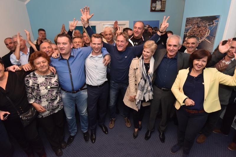 Zadar – Bozidar Kalmeta u stranackim prostorijama HDZ-a pratio rezultate izbora. Photo: Dino Stanin/PIXSELL