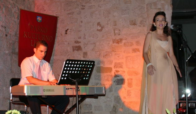 Paško kulturno ljeto 2012.,  koncert sopranistice Marijane Radić i pijanista Filipa Faka
