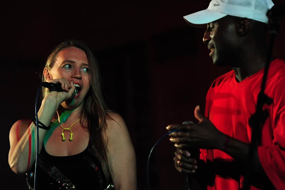 Zadar, 28.07.2011. snimio: Nenad Marčev
HIP HOP – JAZZ
SASKIA LAROO PROJECT (NL-USA-CRO- ITALY)
Saskia Laroo – trumpet, vocal
Warren Byrd – keyboards, vocal
MC Stewlocks Andy Ninvalle – rap, vocal
Daniel Guelli – bass guitar
Sin Banović – dr Zadar, 28.07.2011. snimio: Nenad Marčev
HIP HOP – JAZZ
SASKIA LAROO PROJECT (NL-USA-CRO- ITALY)
Saskia Laroo – trumpet, vocal
Warren Byrd – keyboards, vocal
MC Stewlocks Andy Ninvalle – rap, vocal
Daniel Guelli – bass guitar
Sin Banović – dr