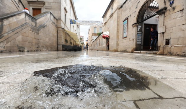 Zadar, 010912
Nakon visemjesecne suse u Zadru se u subotu ujutro dogodio potop. Kisa je uz povremenu jaku grmljavinu pocela padati pred zoru, oko pet sati i jos nije prestala padati. Ogromne kolicine kise prekrile su prometnice na godinama poznatim kritic