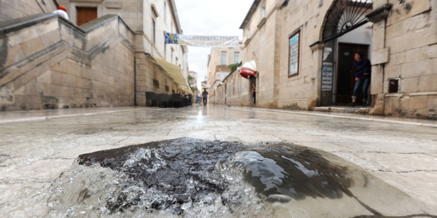 Zadar, 010912
Nakon visemjesecne suse u Zadru se u subotu ujutro dogodio potop. Kisa je uz povremenu jaku grmljavinu pocela padati pred zoru, oko pet sati i jos nije prestala padati. Ogromne kolicine kise prekrile su prometnice na godinama poznatim kritic