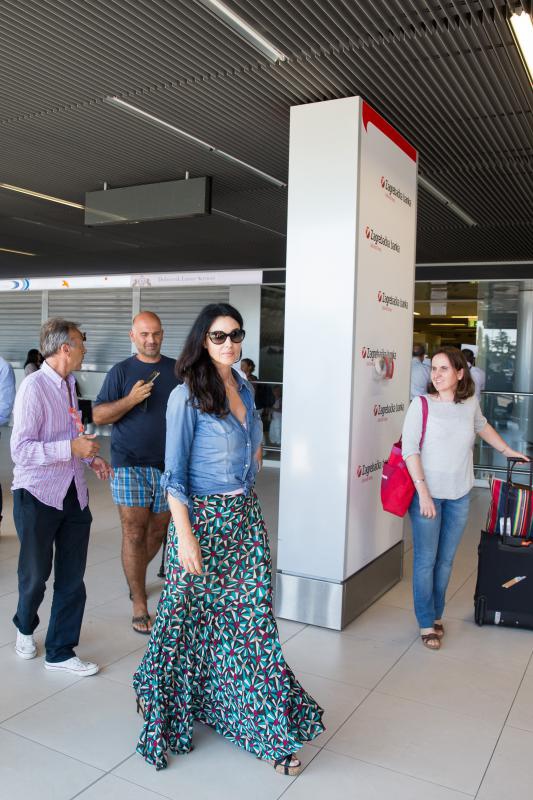 Slavna glumica Monica Bellucci sletjela je u Zracnu luku Dubrovnik letom Easy Jeta iz Pariza. Photo: Grgo Jelavic/PIXSELL Slavna glumica Monica Bellucci sletjela je u Zracnu luku Dubrovnik letom Easy Jeta iz Pariza. Photo: Grgo Jelavic/PIXSELL