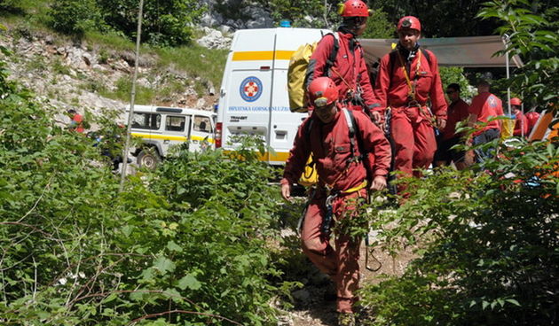 Zadar, 090612.
Danas su spasitelji HGSSa odradili akciju spasavanja unesrecenog speleologa Marjana Marovica koji je dozivio nesrecu u jami Kita Gacesina. U akciji je sudjelovalo oko 150 gorski spasioca te su uspjesno izvukli speleologa na sigurno.
Foto: H