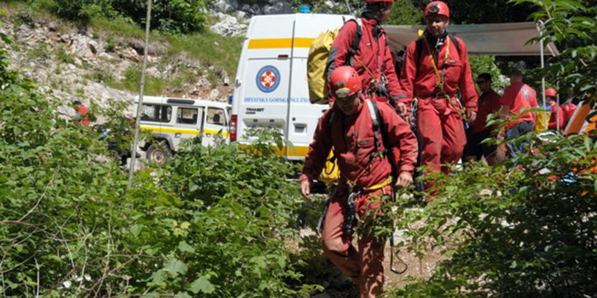 Zadar, 090612.
Danas su spasitelji HGSSa odradili akciju spasavanja unesrecenog speleologa Marjana Marovica koji je dozivio nesrecu u jami Kita Gacesina. U akciji je sudjelovalo oko 150 gorski spasioca te su uspjesno izvukli speleologa na sigurno.
Foto: H