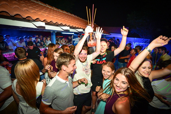 Odlična zabava u Noštromo i Vagabundo barovima na Viru