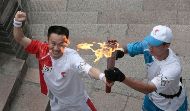 Olimpijska baklja na kineskom zidu