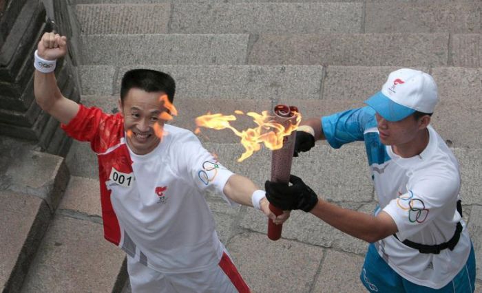 Olimpijska baklja na kineskom zidu