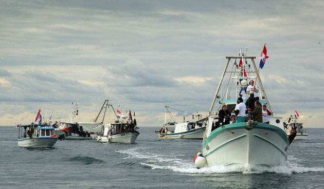 Ribarski konvoj organiziran zbog protivljenja arbitraznom sporazumu sa Slovenijom smatrajuci da bi njegovom primjenom Hrvatska mogla ostati bez dijela svog teritorijalnog mora juznije od crte sredine Savudrijske vale. Prosvjedovalo je 40 tak brodica iz Um