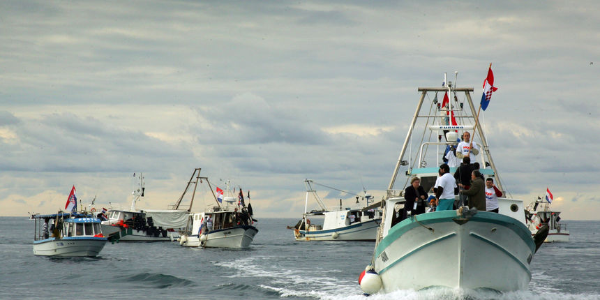 Ribarski konvoj organiziran zbog protivljenja arbitraznom sporazumu sa Slovenijom smatrajuci da bi njegovom primjenom Hrvatska mogla ostati bez dijela svog teritorijalnog mora juznije od crte sredine Savudrijske vale. Prosvjedovalo je 40 tak brodica iz Um