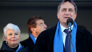 Zadar, 261111.
Parlamentarni izbori 2011.
Predsjednica HDZ-a Jadranka Kosor danas se u Skabrnji kod spomen-obiljezja poklonila vojnim i civilnim zrtvama Domovinskog rata, a potom je na Trgu dr. Franje Tudjmana odrzala predizborni govor i druzila se sa gra Zadar, 261111.
Parlamentarni izbori 2011.
Predsjednica HDZ-a Jadranka Kosor danas se u Skabrnji kod spomen-obiljezja poklonila vojnim i civilnim zrtvama Domovinskog rata, a potom je na Trgu dr. Franje Tudjmana odrzala predizborni govor i druzila se sa gra