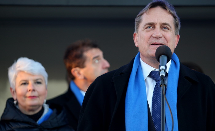 Zadar, 261111.
Parlamentarni izbori 2011.
Predsjednica HDZ-a Jadranka Kosor danas se u Skabrnji kod spomen-obiljezja poklonila vojnim i civilnim zrtvama Domovinskog rata, a potom je na Trgu dr. Franje Tudjmana odrzala predizborni govor i druzila se sa gra Zadar, 261111.
Parlamentarni izbori 2011.
Predsjednica HDZ-a Jadranka Kosor danas se u Skabrnji kod spomen-obiljezja poklonila vojnim i civilnim zrtvama Domovinskog rata, a potom je na Trgu dr. Franje Tudjmana odrzala predizborni govor i druzila se sa gra