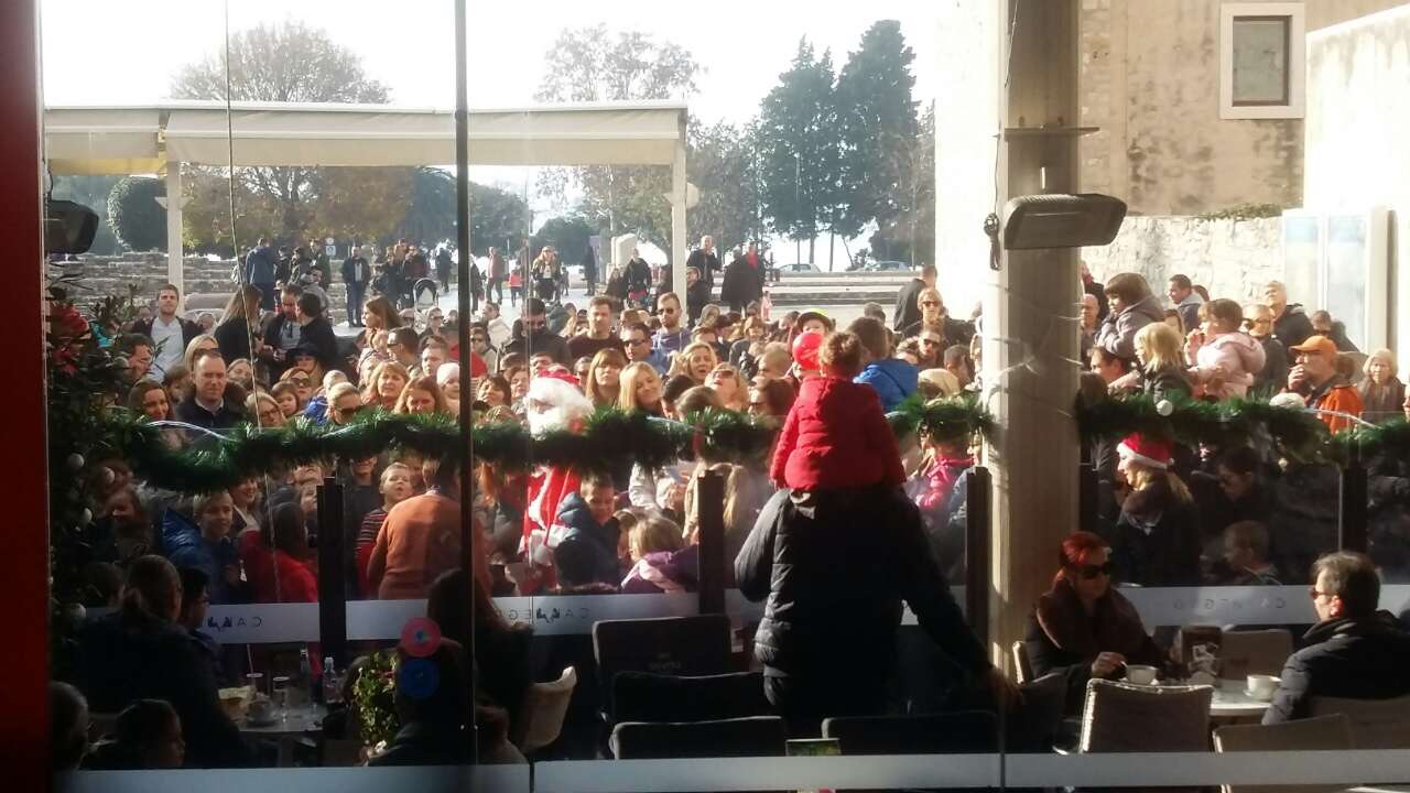 Spektakularno spuštanje Djeda Božićnjaka na Kalelargu Spektakularno spuštanje Djeda Božićnjaka na Kalelargu