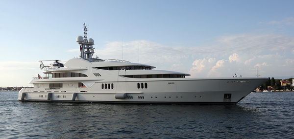 Zadar, 110711.
Luksuzna jahta Anna dugacka 67 metara  u vecernjim satima uplovila je u Zadarsku luku.Na sebi nosi i helikopter.
Foto : Vladimir Ivanov / CROPIX