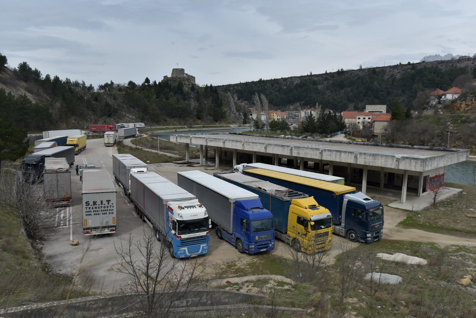 Orkanska bura na istom mjestu na cesti Gračac – Zaton Obrovački prevrnula dva kamiona