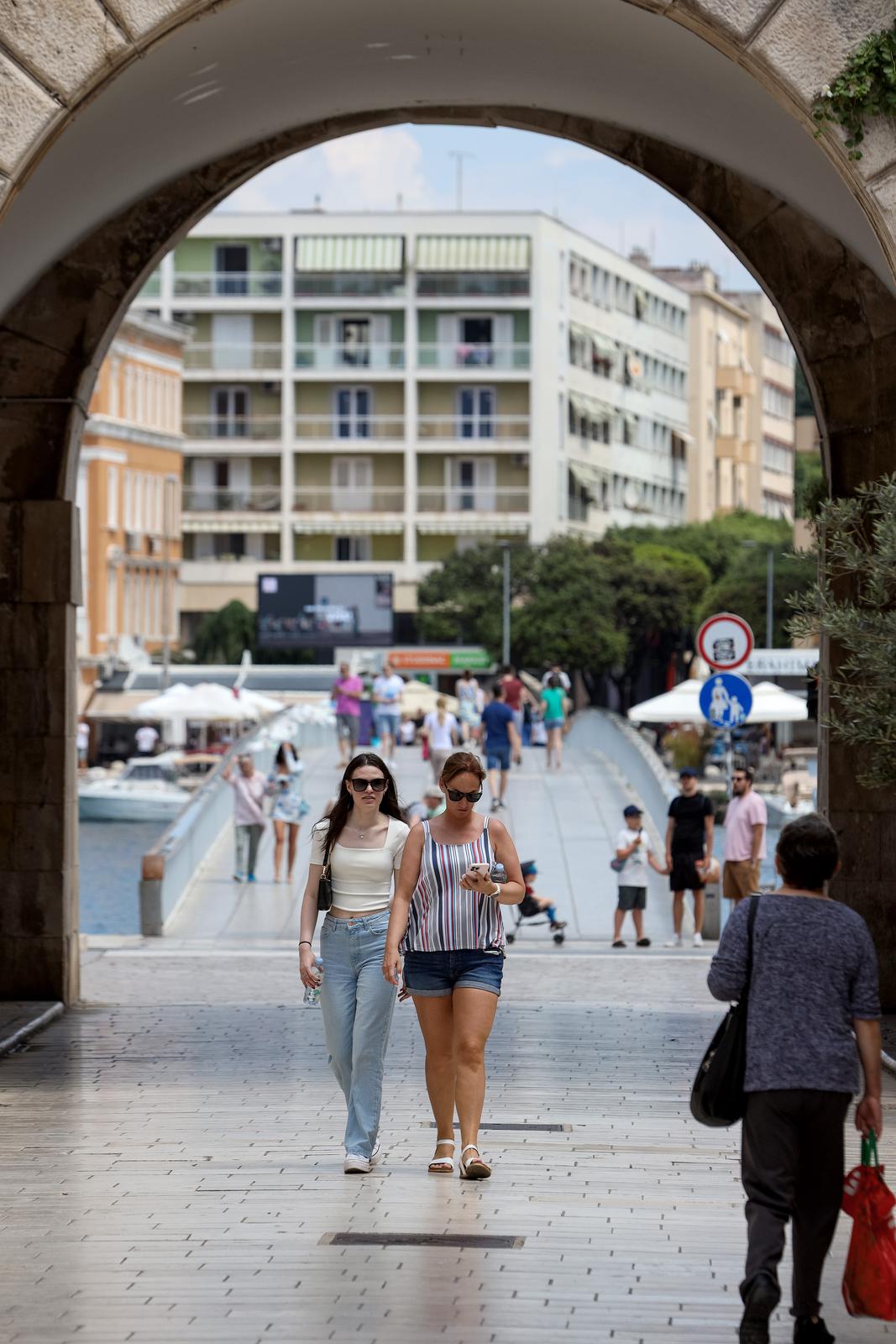 Sunčana nedjelja: Domaći i turisti na ulicama grada Sunčana nedjelja: Domaći i turisti na ulicama grada