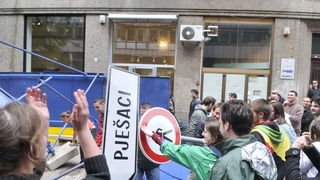 Zagreb, 170510.
Jutros su radnici HOTO grupe ogradili dio Varsavske ulice. Pocetak radova na prilazu buducoj garazi pratili su prosvjedi Zelene akcije a novi su najavljeni za utorak u 18 sati. Ogradjeno gradiliste budno su cuvali zastitari.
Prosvjednici r Zagreb, 170510.
Jutros su radnici HOTO grupe ogradili dio Varsavske ulice. Pocetak radova na prilazu buducoj garazi pratili su prosvjedi Zelene akcije a novi su najavljeni za utorak u 18 sati. Ogradjeno gradiliste budno su cuvali zastitari.
Prosvjednici r