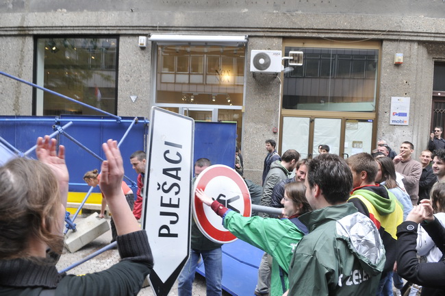 Zagreb, 170510.
Jutros su radnici HOTO grupe ogradili dio Varsavske ulice. Pocetak radova na prilazu buducoj garazi pratili su prosvjedi Zelene akcije a novi su najavljeni za utorak u 18 sati. Ogradjeno gradiliste budno su cuvali zastitari.
Prosvjednici r Zagreb, 170510.
Jutros su radnici HOTO grupe ogradili dio Varsavske ulice. Pocetak radova na prilazu buducoj garazi pratili su prosvjedi Zelene akcije a novi su najavljeni za utorak u 18 sati. Ogradjeno gradiliste budno su cuvali zastitari.
Prosvjednici r