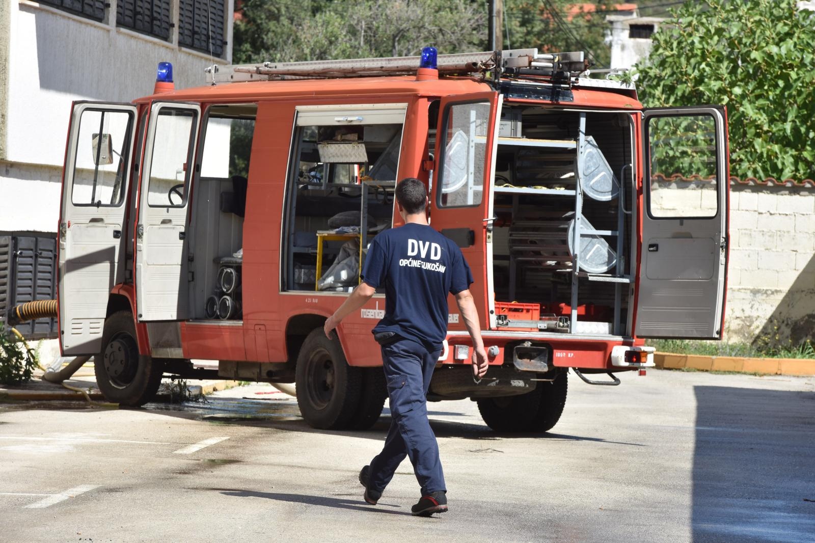 Dan poslije: Vatrogasci ispumpavaju vodu iz poplavljenih objekata