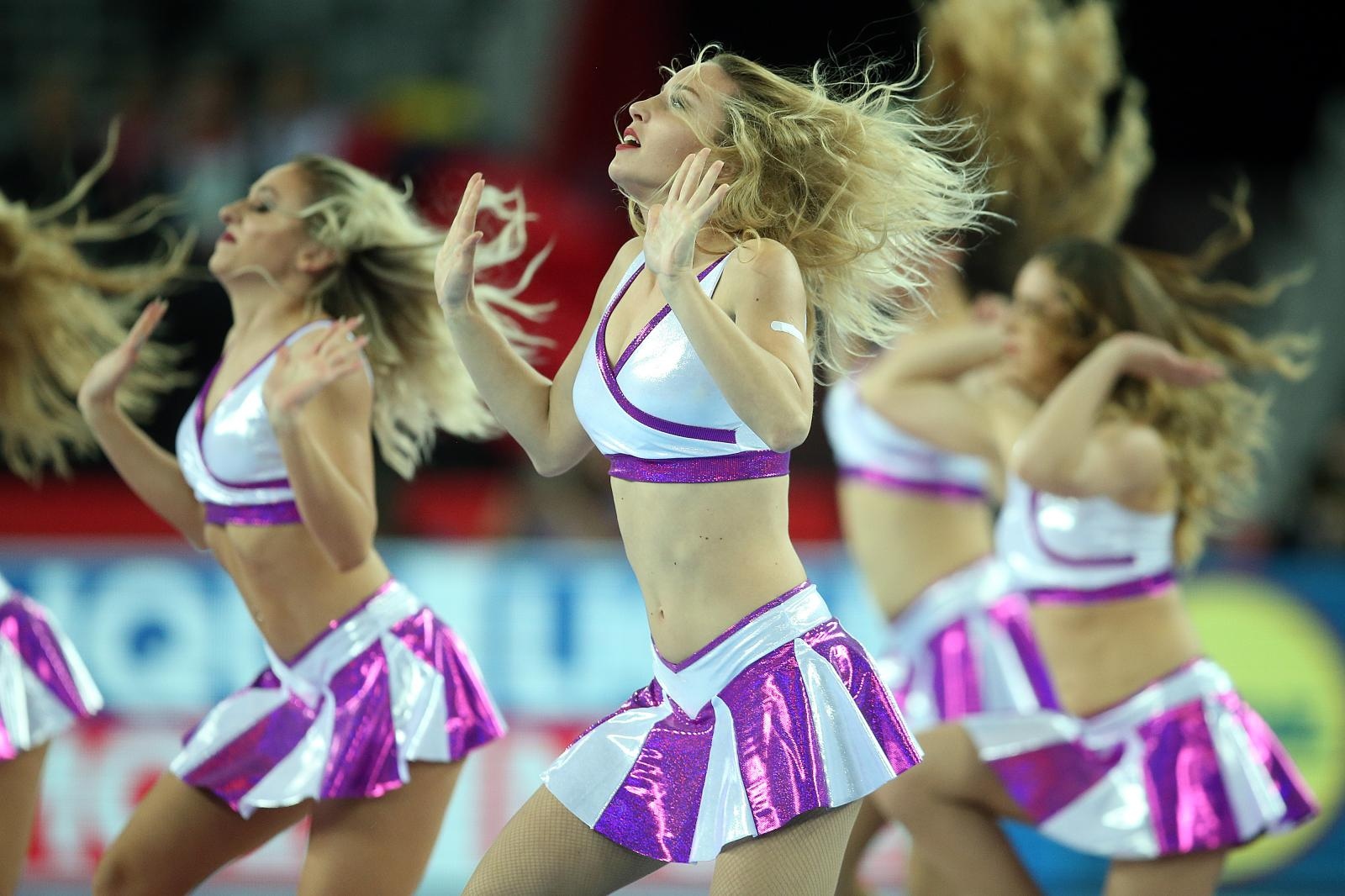 Atraktivne plesačice zagrijale atmosferu u zagrebačkoj Areni